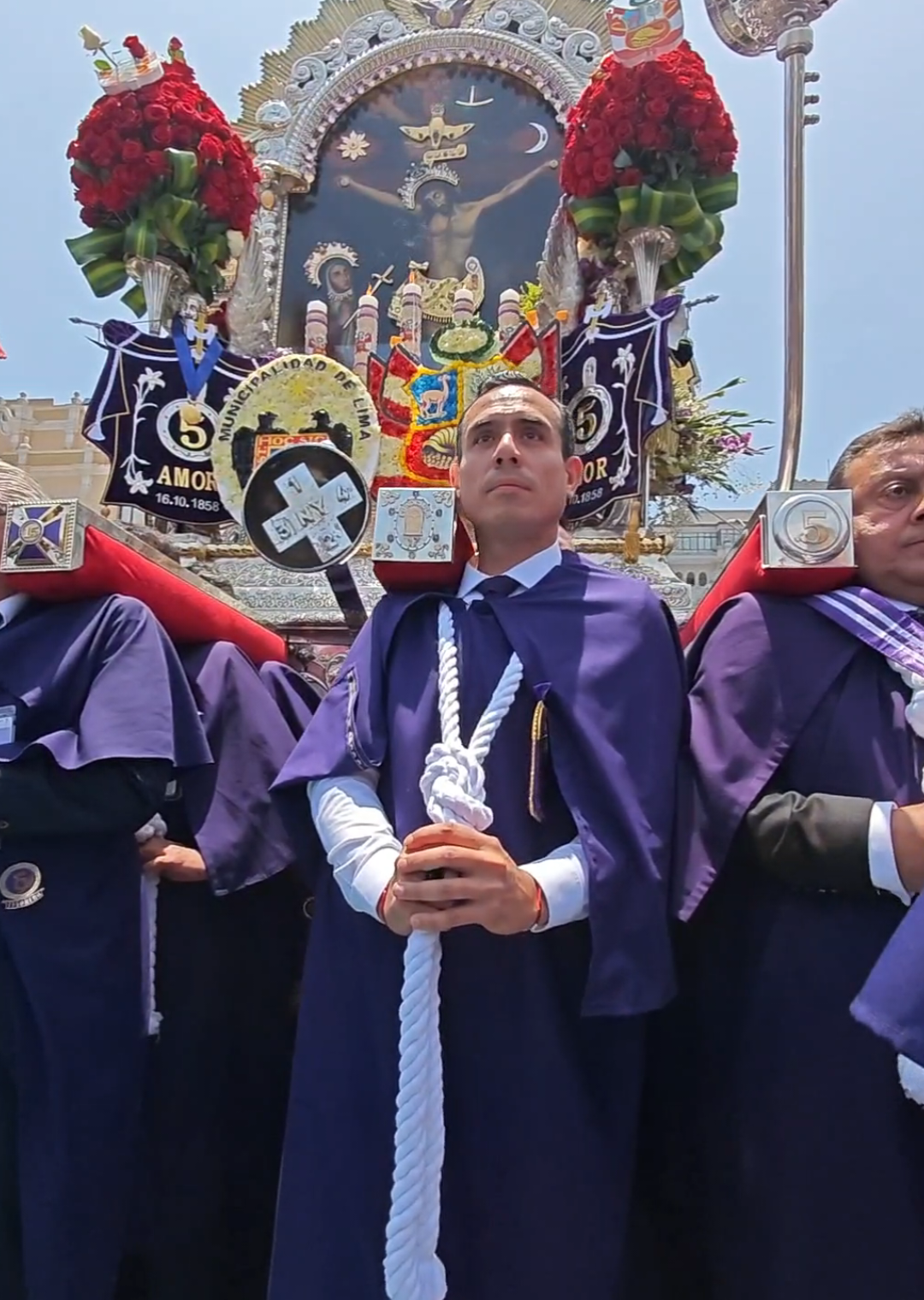 Hoy viví un momento muy especial en la Plaza Mayor de Lima, cargué el anda del Señor de los Milagros, una tradición que llevo en el corazón. 💜 La fe nos une y nos da fuerza para seguir trabajando por un mejor Perú. 🙏🇵🇪 @Presidencia del Perú 🇵🇪  #fe #señordelosmilagros #GobiernoDelPerú #joséjerí #fyp 