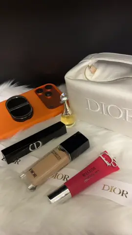Part 8 of collecting luxury makeup ✨ Syempre nasa Dior nanaman tayo 🤣  Items that I bought: 🖤 Rouge Dior on Stage Lipstick (love this, 100/10!!! Lakas maka-baddie ng shade na nirecommend ng SA ko) 🖤 Dior Lip Glow Butter (had to buy a new one kasi everyday ko sya ginagamit to hydrate my lips) 🖤 Dior Forever Skin Correct (nabasag yung ganito ko so i had to get a new one 😭) Freebies: 🖤 Mini J’adore Lor (love this ang bango nya) 🖤 Christian Dior Phone Ring (my favorite GWP so far 😭) 🖤 Dior White Pouch with Handle As usual, my super bait na SA is @OnlyGerard (Dior MOA branch where SAs are super maasikaso and di ka mahihiya). Thank you for the freebies especially sa phone ring sir Geeee! 🥰🥰🥰 #diorbeauty #diormakeup #luxurymakeup #makeuphaul #luxurybeauty 