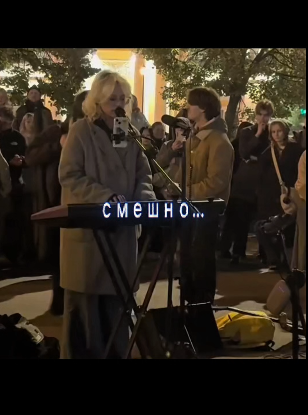 Наоко — сценическое имя Дианы Логиновой, 18-летней студентки Санкт-Петербургского музыкального училища имени Римского-Корсакова. Она стала известна как уличная певица, выступающая в центре Петербурга вместе с группой Stoptime. Наоко прославилась своими выступлениями у метро «Площадь Восстания», где исполняла песни российских музыкантов, признанных в России «иноагентами» — таких как Noize MC и Монеточка. Видео с её уличных концертов быстро разошлись по соцсетям, вызвав большой отклик у слушателей. 11 октября 2025 года Наоко задержали после одного из таких выступлений. Власти обвинили её в «организации массового пребывания граждан» и составили административный протокол. Позже ей также вменили «публичную дискредитацию Вооружённых сил РФ» из-за содержания некоторых песен. 16 октября Дзержинский районный суд Санкт-Петербурга назначил певице 13 суток административного ареста. История Наоко стала символом столкновения уличного искусства и государственной цензуры. Её выступления воспринимаются как акт творческой свободы, а сама певица — как   официальных площадок #наоко #РКН #Россия #эдит  #свободунаоко 