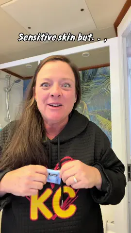 Do you struggle with sensitive skin? Not with these Neutrogena cleansing pads! #neutrogena #makeupremover #wipes 