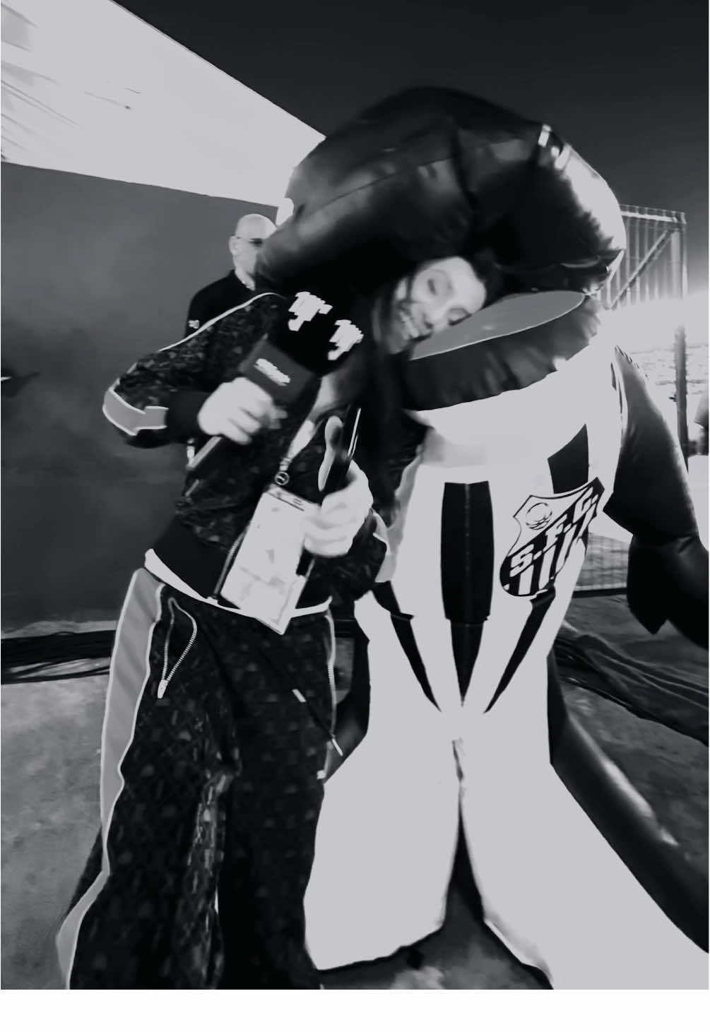 Muita coisa rolou com @natguareschi nos bastidores do clássico entre Santos e Corinthians! Dá uma olhada aqui! 🤍🖤⚽ . Nat Guareschi went through a lot on the backstage of this Santos x Corinthians classic! Come check it out! 🤍🖤⚽