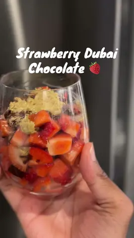 All you need to make this is @Mr. Coco Bars pistachio filling and you’re good to go ! 🫡 #dubaichocolate #pistachiocream #strawberrydubai 