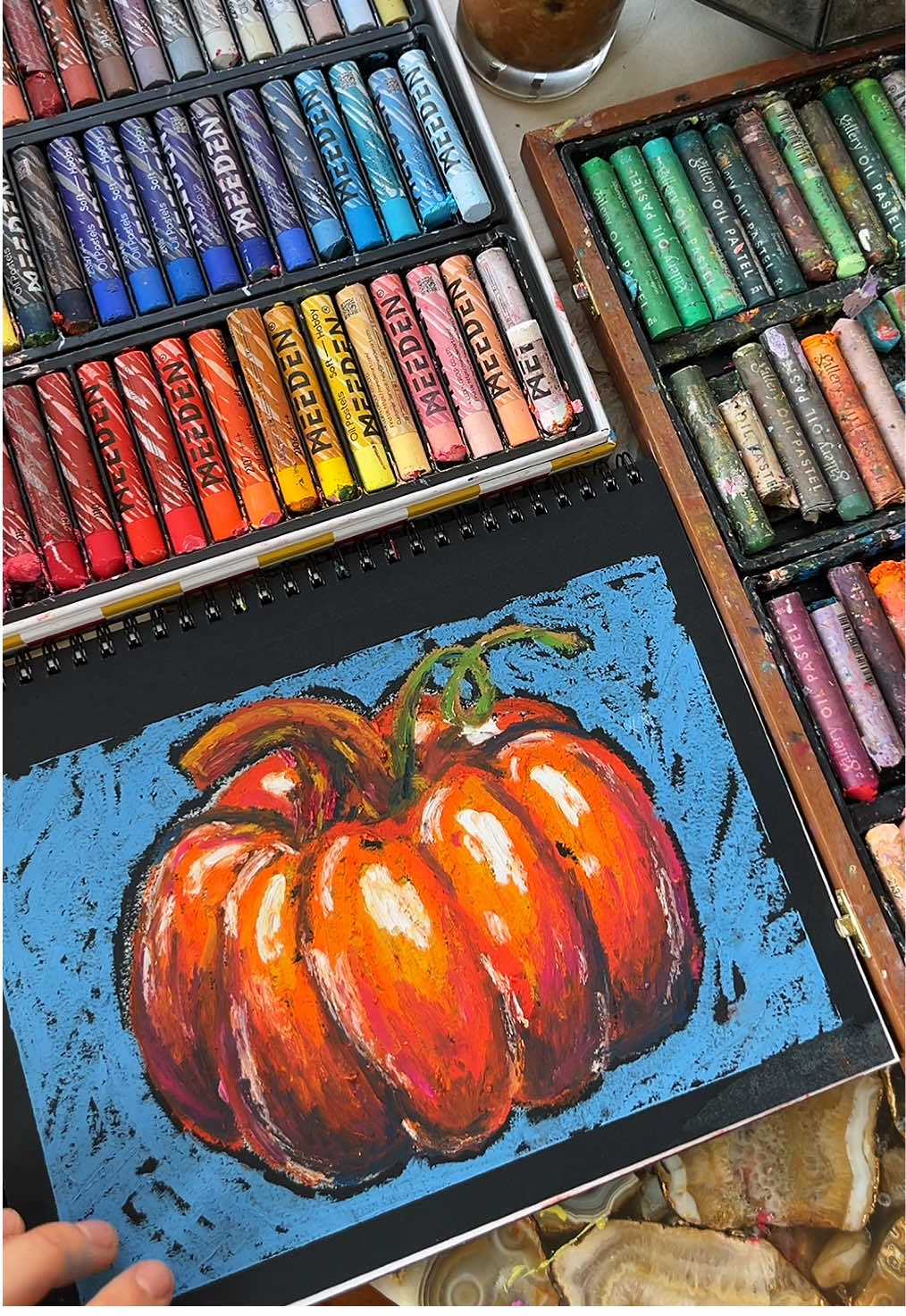 drawing an oil pastel pumpkin on black paper 🎃🖤✨ #oilpastel #artprocess #arttutorial #halloweenart #pumpkin 