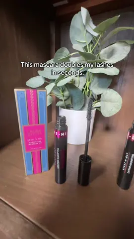 Laura Geller Night-n-Day Magnifying Mascara Kit it lifts lengthens and volumizes your eyelashes.  You get a brown and a black for one low price #LauraGellerBeauty #MakeupOver40 #eyelashes #mascara #tiktokshopblackfriday 