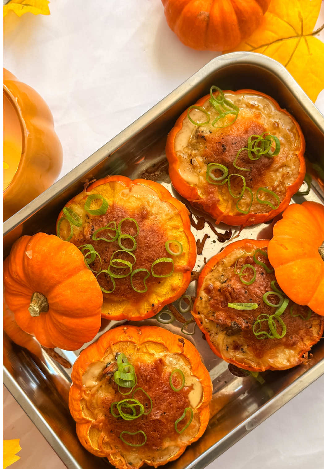 🍂Mini série recette d’automne jour 3/10🍂 Tu savais que ces mini citrouilles étaient comestible ? Ça s’appelle des courges Jack Be Little🎃  Ingrédients : - courge Jack Be Little - Oignon - Lardons - Champignons - ( vin blanc ) - Crème fraiche Instructions : 1. Commence par couper le chapeau des courges et vide l’intérieur. 2. Dans une poêle fais revenir l’oignon, les lardons, déglace avec le vin blanc. Ajoute les champignons, laisse cuire le tout 2-3 minutes et ajoute la crème fraîche. 3. Tu peux maintenant farcir les courges, ajoute de la mozza Rapée enfourne pendant 40 minutes à 180 degrés ( ou dans l’air fryer )  #recette #Recipe #automne #potimarron #recetteautomne 