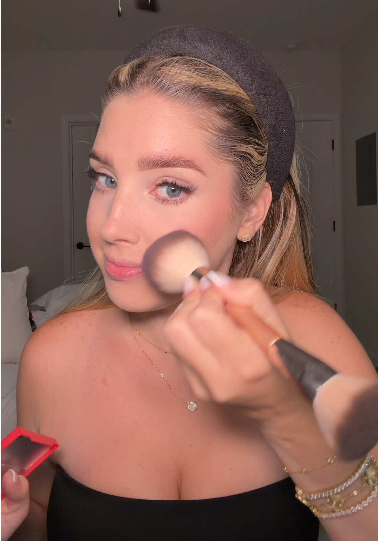 Este es mi maquillaje de todos los días, cambio productos pero la técnica es siempre la misma 🤗 #grwm #everydaymakeuproutine #makeuptutorial @loréal paris usa @Too Faced @Huda Beauty @urban decay @Rare Beauty @Morphe Cosmetics @DIBSBEAUTY @Kosas @BK Beauty Brushes @got2b @anua_global @Anastasia Beverly Hills @Estée Lauder #maquillajediario 