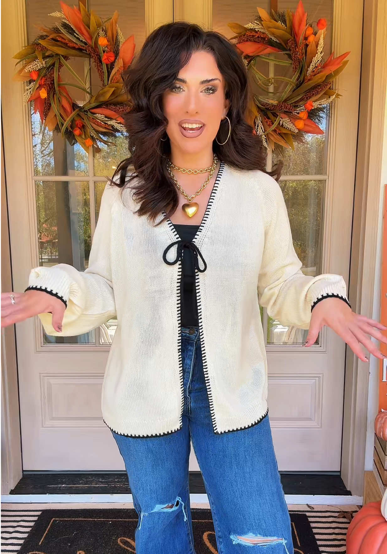 This cardigan makes me feel like such a cute but cool girl 🖤🥹 #basicoutfits #coolfashion #cardiganstyle #knitcardigan #minimaliststyle 