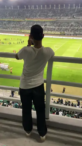 seng kaos putih guak ae rek  #persebayasurabaya #gbt #tribundate #fyp 