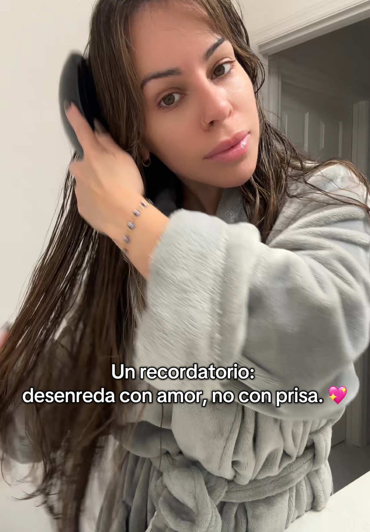 A veces queremos resultados rápidos, pero lo más bonito toma tiempo (y cuidado). ✨ #hairroutine #cabellonatural #HairCareTips #tipsdebelleza #fyp 