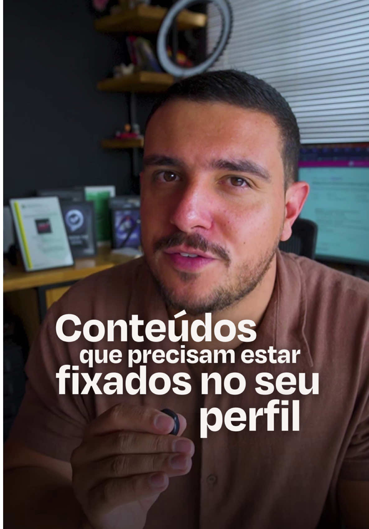 🚨Existem 3 conteúdos obrigatórios que precisam estar fixados no seu perfil. Eles funcionam como sua apresentação oficial sem a pessoa precisar rolar seu feed inteiro pra entender quem você é, o que faz e por que deveria confiar em você. ✅ 1. Vídeo de apresentação (conexão) ✅ 2. Vídeo explicando o que você faz (autoridade) ✅ 3. Carrossel “O que você precisa saber antes de me contratar” (posicionamento) Quando esses três estão fixados, seu perfil começa a fechar no automático mesmo quando você não está online. 💡 Quer receber os modelos prontos desses 3 conteúdos pra só adaptar e gravar ainda hoje? Comenta sua comida preferida aqui e eu te mando o roteiro completo no direct 🎁🔥 #socialmedia #marketingdigital #conteudodevalor