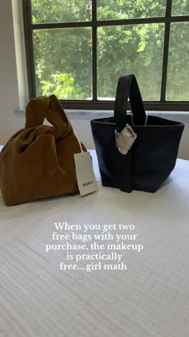 A going out bag and a makeup bag 💁🏻‍♀️Merit X Brandon Maxwell #merit #meritbeauty #unboxing #fashion #cleangirlaesthetic 