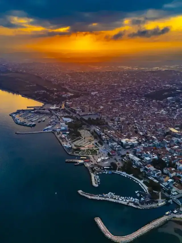 Yalova, yüzölçümü itibarıyla Türkiye'nin en küçük ilidir ve 105 km ile denize en uzun kıyısı olan turistik illerinden de birisidir. 