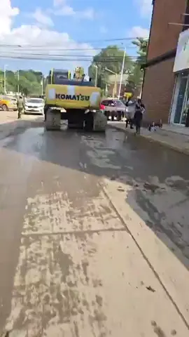 #solo comparto  dejen que les llegue la ayuda alas personas damnificadas por el desbordamiento del rio Cazones   no les cierren el paso alas personas que vienen de fuera ayudar alas personas   de #poza rica veracruz   dejen un lado la  política estiempo de  ayudar la unión ase la fuerza  ya aúna semana del desbordamiento del rio Cazones 