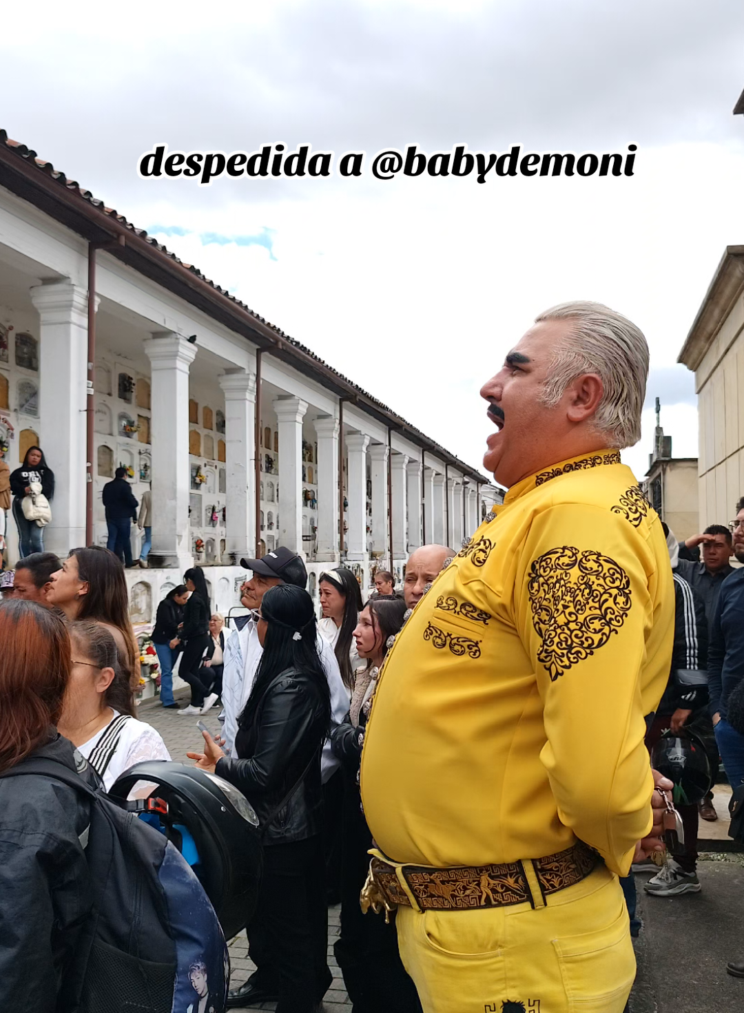 despedida a @babydemoni  alguna vez le hice una foto, pero no tienes que ser amigo o conocido para sentir empatia, para acompañar el dolor de una familia, su partida es difícil por que era una mujer muy joven, una madre Luchona, una mujer admirable, con carisma y actitud. 