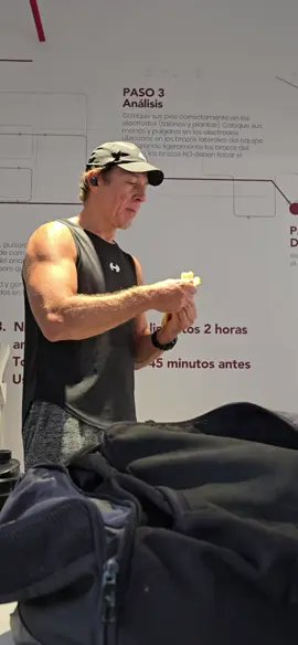 Haz ejercicios de fuerza y después de eso, come/toma proteína (carne, pollo, huevo, pescado, un batido, etc) con un carbohidrato simple (plátano).