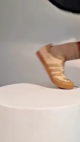 👀✨ O CROCHÊ CHEGOU NOS PÉS! O Adidas Samba Crochê tá dominando as ruas e os looks a tendência handmade que saiu das passarelas direto pros seus pés! 🧶💥 Em tons beige e marrom, ele combina com tudo e entrega aquele visual leve, moderno e diferente de tudo que você já viu. 😍 💸 R$899,00 💳 7x sem juros 💥 5% OFF no Pix 📦 Do 34 ao 43  #AdidasSambaCrochê #AdidasSamba #SambaCrochê #NobreSneakers 