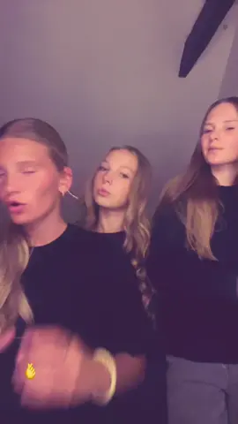 That should be me..@Amalie♥️ @Merle💖 #trio#love♥️ 