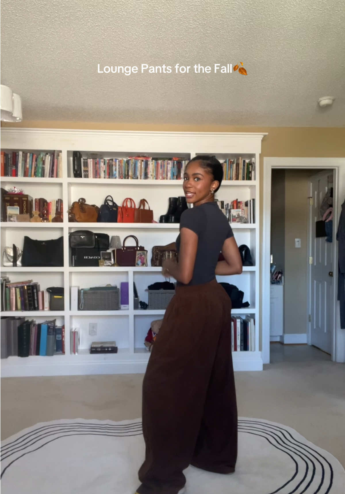 The lounge pants I’ll be wearing around the house for the entire fall season 👏🏾✨🍂 You save a couple extra dollars when you get the 2-pack and I’ve been alternating between the two colors nonstop EVERYDAY! #loungepants #fallfashion #fallaesthetic #homeoutfits #workfromhomeoutfits 