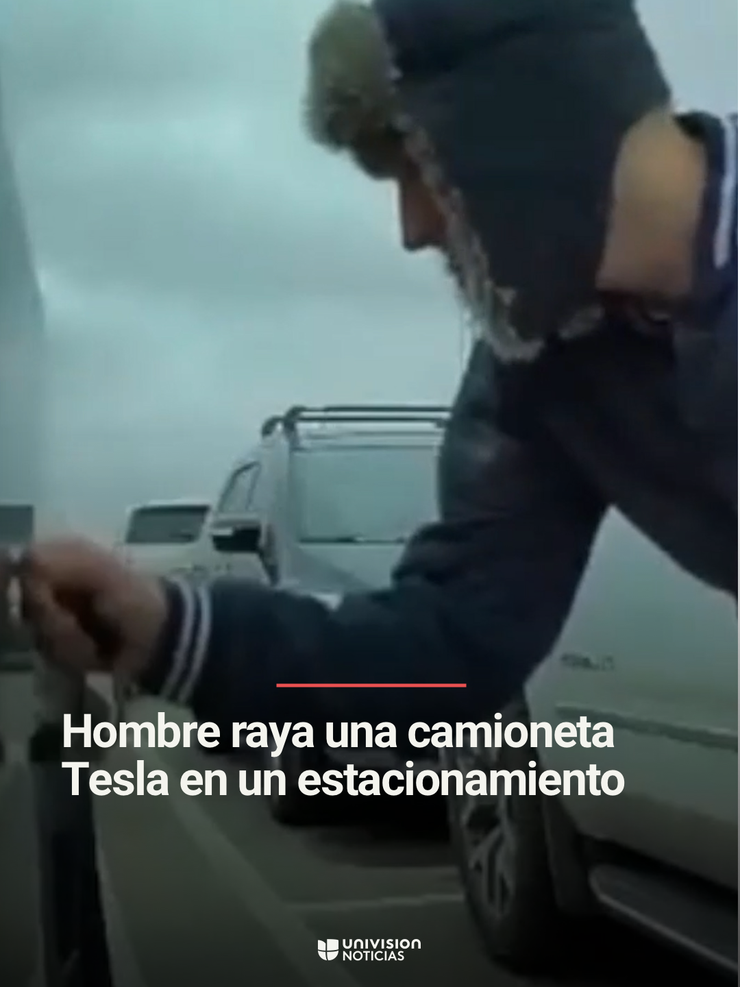🚨 🚙 El momento en el que un hombre raya una camioneta Tesla en un estacionamiento. Un hombre fue captado rayando un Tesla Cybertruck en un estacionamiento de Dakota del Norte. Las imágenes fueron grabadas por la cámara del mismo vehículo. Mitch Benson, dueño del auto, declaró que estaba comprando en un supermercado con su hija cuando ocurrió el incidente: 