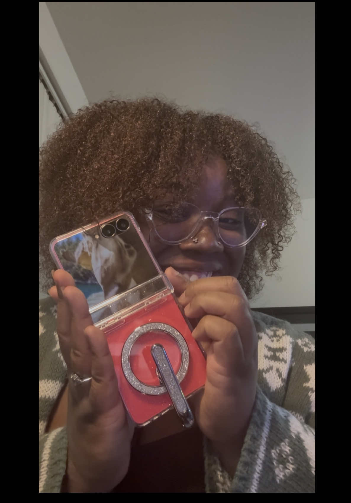 💕Unboxed my galaxy Z flip 7 with me! During the video count how many times I say “cute” leave your guess in the comments🤣 #fypシ #samsung #flipphone #coralred #unboxing 