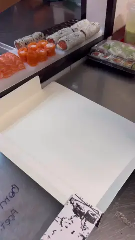 Olha como o @sushinsushipt monta um combinado de sushis🥰❤️  #sushi #sushiemcasa #fyp #fyppppppppppppppppppppppp 