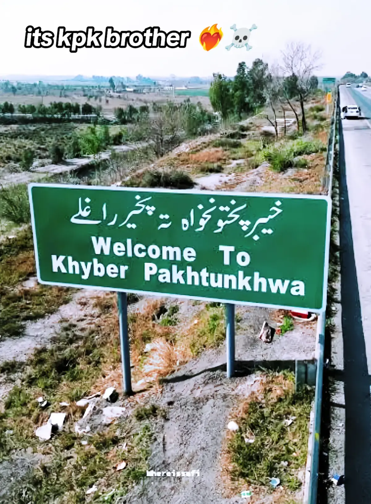 پشتونوں کی بہادری ایک کثیر الجہتی پیچیدہ اور شاندار تاریخ ہے جس میں لڑائی، شاعری، مہمان نوازی اخلاقی پختگی اور غیرت سب شامل ہیں۔ بہادری صرف شمشیر یا لشکر کا نام نہیں؛ یہ وہ عزم ہے جو خطرے کے سامنے انسانی وقار، انصاف اور حق کے لیے کھڑا ہوتا ہے۔ پشتون روایات نے صدیوں سے یہ سکھایا ہے کہ بہادری کے ساتھ عزت، مہربانی اور انصاف بھی لازم ہیں - یہی چیز انہیں منفرد اور قابل ستائش بناتی ہے۔ #likke🔥 #viewsproblem😭  #comment