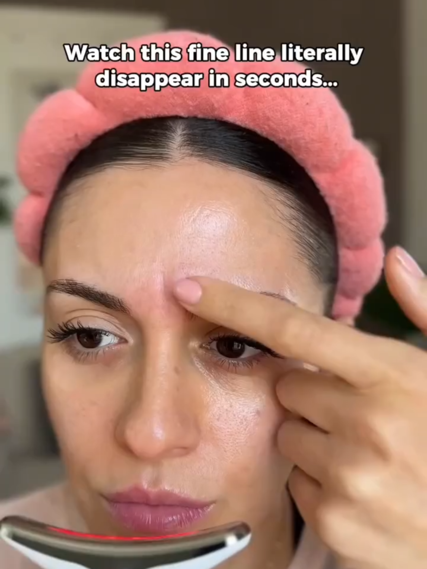 Appareil 3-en-1 pour nettoyer, raffermir et raviver le visage & le cou avec technologie EMS et thérapie lumineuse. Lien en bio... #skincare #beauty #skincareroutines #glowingskin