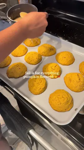 pumpkin glaze cookies 😋🎃 #fall #treats #pumpkinseason #fypシ #EasyRecipe 
