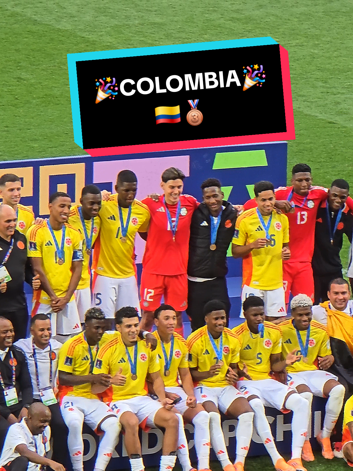 MUNDIAL SUB 20 // La selección de Colombia celebra y agradece el apoyo de sus hinchas tras ganarle a Francia por 1-0 y así conseguir el tercer lugar en este Mundial Sub20 Chile 2025. Felicitaciones @FCFseleccioncolombia 👏🏼🎉🇨🇴🥉⚽️🎉👏🏼 #fyp #futbol⚽️ #mundialsub20 #chile #colombia 