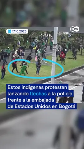 Indígenas protestan lanzando flechas y cuatro policías resultan heridos frente a embajada de EE. UU. en Bogotá   La manifestación, convocada por el movimiento social Congreso de los Pueblos dentro de una jornada “antiimperialista”, denunció la política estadounidense hacia Gaza, Venezuela Perú y Ecuador.   El alcalde de Bogotá, Carlos Fernando Galán, calificó los hechos como un ataque planeado con artefactos incendiarios, explosivos y arcos, mientras el presidente Gustavo Petro apuntó a un grupo radical como los instigadores del ataque.   La embajada de EE. UU. agradeció a la fuerza pública colombiana por proteger sus instalaciones y reiteró su compromiso de seguir trabajando con Colombia “por la seguridad de ambos pueblos”.