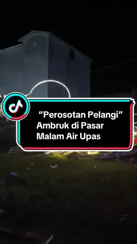Wahana “Perosotan Pelangi” Ambruk di Pasar Malam Air Upas: Empat Orang Jadi Korban Ketapang, Kalbar — Suasana keceriaan di arena pasar malam Indonesia Night Market yang digelar di Kecamatan Air Upas, Kabupaten Ketapang, mendadak berubah menjadi kepanikan pada Sabtu malam, 18 Oktober 2025, ketika wahana “perosotan pelangi” (rainbow slide) tiba-tiba ambruk sekitar pukul 20.00 WIB. Video detik-detik ambruknya wahana tersebut telah beredar luas di media sosial dan memicu keprihatinan warganet. Berdasarkan laporan sementara, empat orang menjadi korban dalam insiden itu — dua di antaranya mengalami patah tulang, sementara dua lainnya luka-luka. Seluruh korban sempat mendapatkan perawatan di Puskesmas Air Upas sebelum kemudian dirujuk ke Rumah Sakit di Kota Ketapang untuk penanganan lebih lanjut #AirUpas #Ketapang #KalimantanBarat #PasarMalamAirUpas #IndonesiaNightMarket  