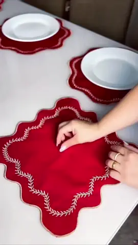 🍽️✨ Deixe sua mesa posta com muito charme e elegância! Confira o Kit Jogo Americano Paris 8 Peças — inclui souplats e guardanapos para 4 lugares, ideal para refeições especiais 💖 💥 25% de desconto → só R$52,43 🛒 Encontre na Shopee agora: https://s.shopee.com.br/4ArRFE4nkw?share_channel_code=1