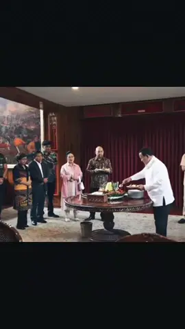 pada gak ada yg mau rilis video kayak gini  apa,pas acara kemaren😭😭 #titieksoeharto #prabowosubianto  #titiekprabowo #fyp #padahariini 