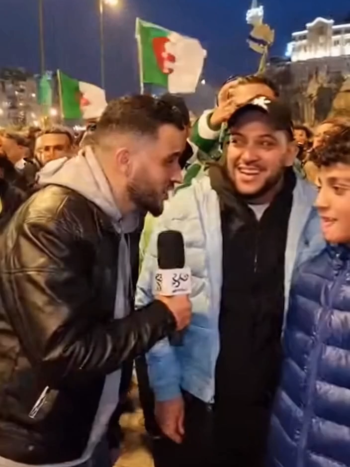 صحافي جزائري في قسطنتينة يسأل الجماهير من سيفوز بالكأس العالمية والكل يردد الارجنتين .#قسنطينة #صحافة_رياضية #كأس_العالم #الأرجنتين #المغرب #منافسة_كروية #جماهير_متحمسة #رياضة_عربية #تغطية_حية #كرة_القدم