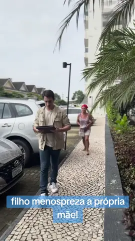 filho menospreza a própria mãe!