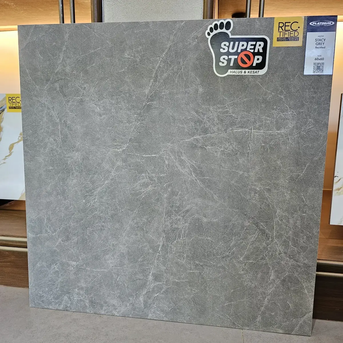 Keramik Super Stop adalah salah satu teknologi unggulan dari Platinum Ceramics Industry untuk memproduksi keramik anti-slip. Meskipun permukaannya halus, keramik ini memiliki daya cengkeram yang kuat, sehingga tetap kesat bahkan saat basah. Keramik ini ideal untuk area yang rentan basah, seperti kamar mandi, teras, dapur, dan garasi. #keramiksuperstop #keramik #tokokeramik #fyp #fyppppppppppppppppppppppp 