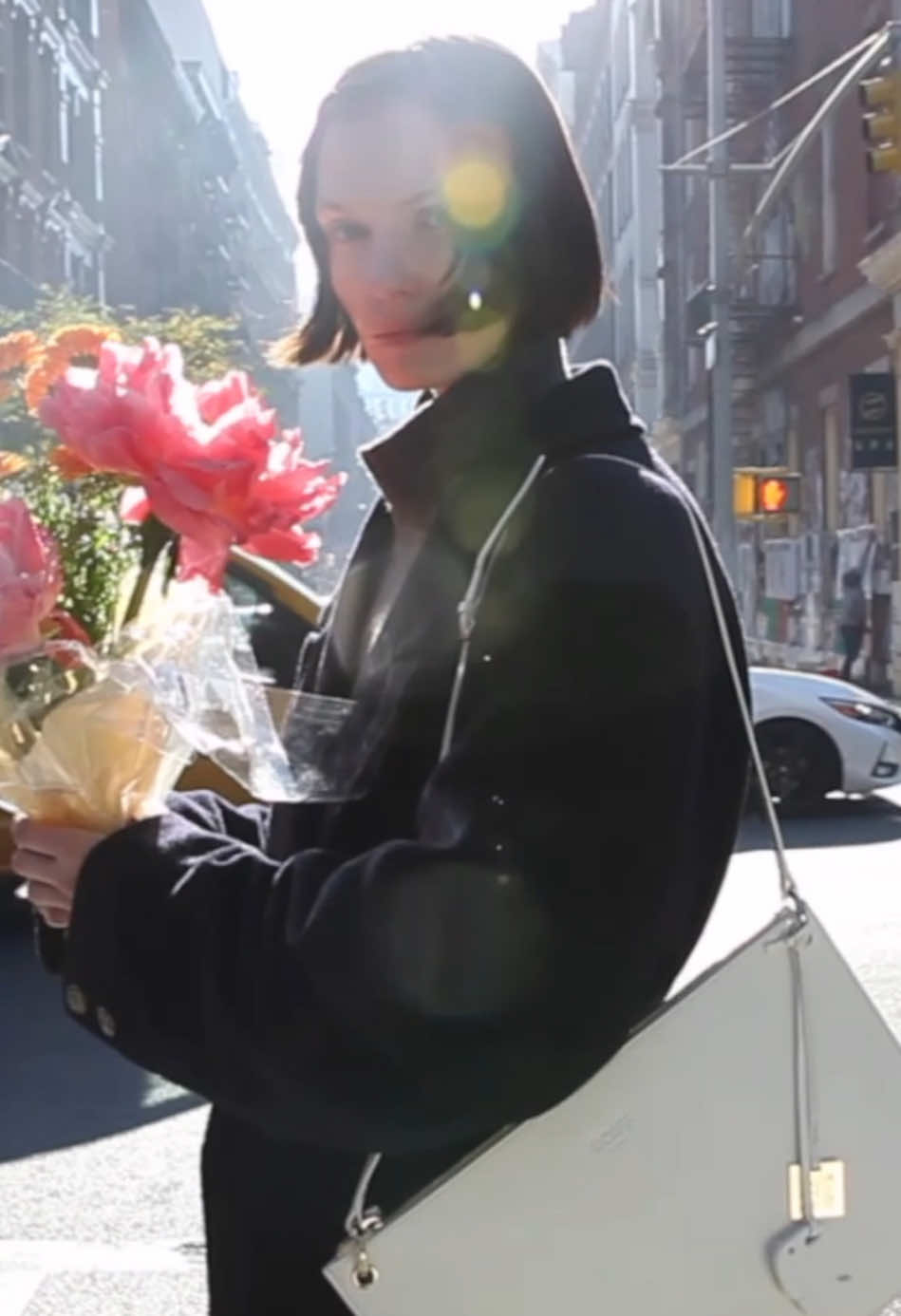 Urban elegance, every step of the way - Roiff. #RoiffStudio #Roiffice #LumiOffwhite