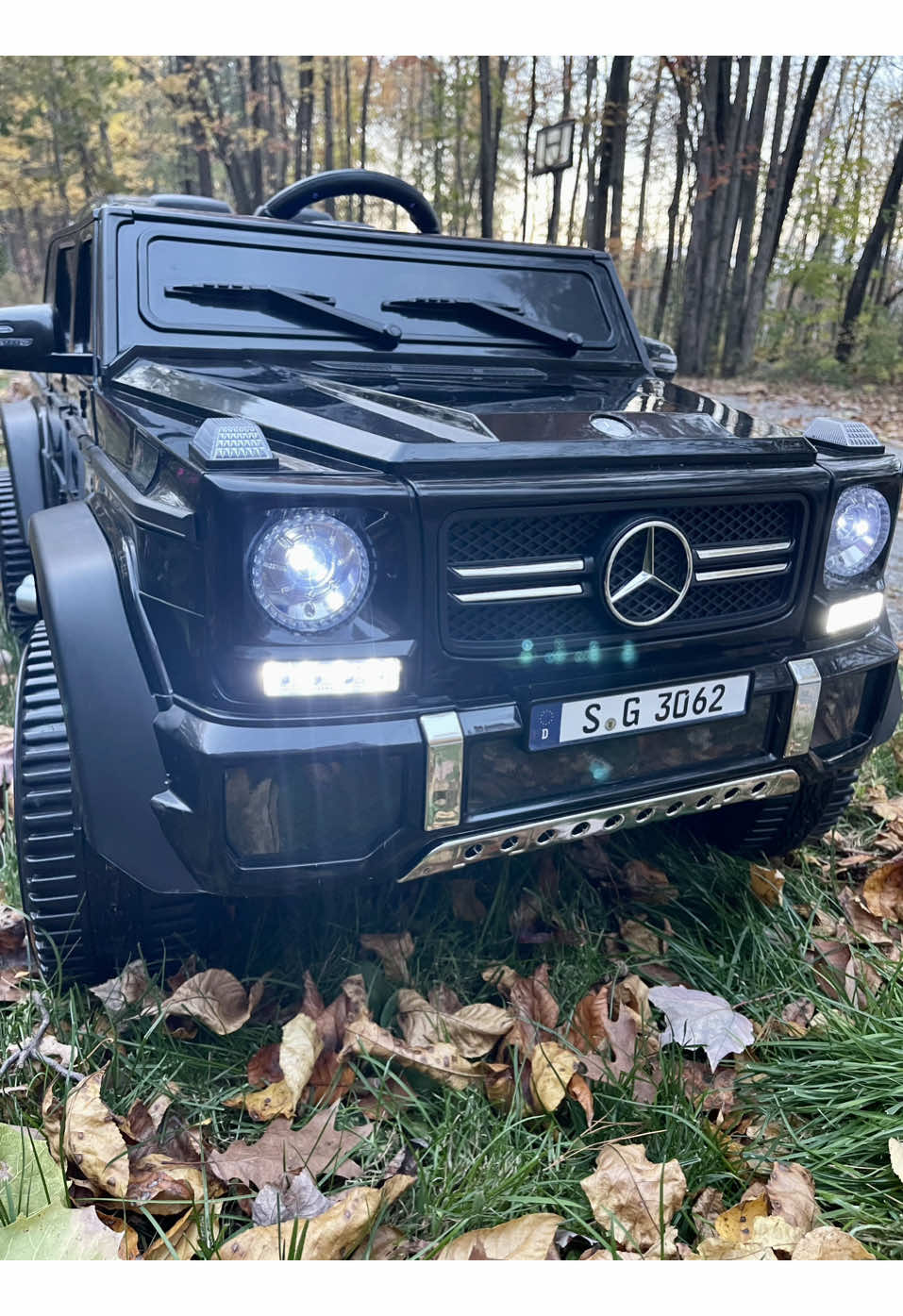 Every kids wants a Mercedes Benz ride on car and this one is fully loaded! #rideoncar #electriccar #giftsforkids #birthdaygifts #kidscars 