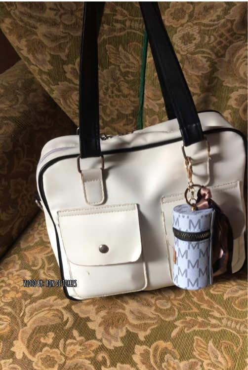 Found this cutesy #bagcharm or #keychain that is also functional. Very stylish rayt?!?! #bag #coinpurse #paydaysale 