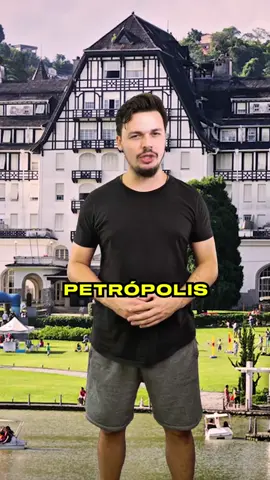 Petrópolis VS Europa😂 🚨É AMANHÃ, Petrópolis! #petropolis🚨 Amanhã, sábado, dia 19 de outubro,  tem Cadê o Show? no Teatro Imperial! @teatroimperial  Os últimos ingressos já tão voando, então corre e garante o teu agora! 🔥 Vai ser risada do começo ao fim, improviso, plateia participando e aquele humor que só o carioca entende! 😎 🎟️ Link na bio e nos stories! Não deixa pra depois, porque esse vai lotar! #petropolis #europa #comedia #humor 