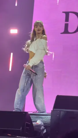 Real-life Barbie 🫶🏻 #lisa #deadlineworldtour2025 #rogersstadium 
