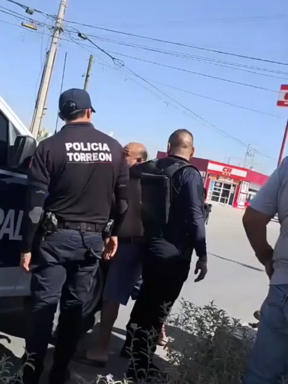 🚨“¿De qué sirve que me lo lleve si a los tres días vuelve con él?”, le dice un frustrado policía a una mujer víct1m4 de vi*l€nci4 al detener nuevamente a su pareja y presunto agr€sor en #Torreón, #Coahuila.  #Policía #fyp #detenido 