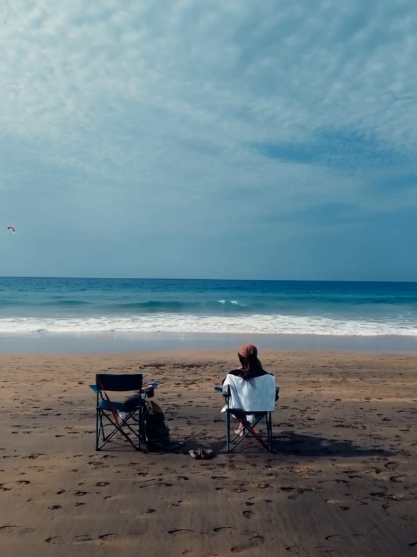اقولك بحبك .. تقولي افكر لا والي اغرب واعجب واخطر قلت الي قلته وسبتني مصدومة فيك مش هو ده الي كان باين لي من عنيك صدقني خلتني بجد اندم عليك مش قادرة اصدق .. مش قادرة افكر ااقولك احبك .. تقولي افكر  . . . #اصالة_نصري 2005 #اقولك_بحبك_تقولي_افكر    كلمات : #بهاء_الدين_محمد  الحـان : #محمد_يحيى توزيـع : #يحيى_الموجي 