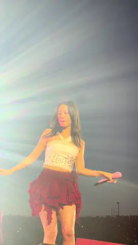 Chichuuuu 🤗 #jisoo #deadlineworldtour2025 #rogersstadium 