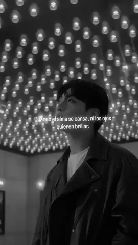 Cuando el alma se cansa, ni los ojos quieren brillar.🫀❤️‍🩹 #frases #kpop #jungkook 