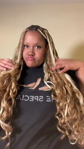 claw clips are my fav 🫶🏽#fyp #frenchcurlbraids #knotlessbraids #braidstyles #clawcliphairstyles 