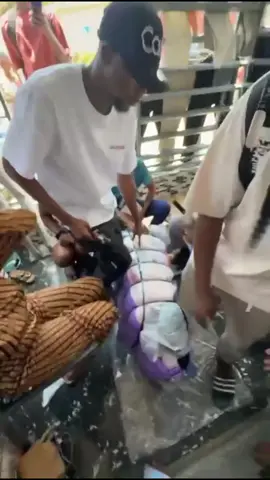 🎉 Chaque Samedi chez Maestro Friperie Trie !   Viens découvrir notre tri spécial de Crop Top🔥   Des pièces uniques, stylées et à petit prix 💃🏽   Ne rate pas ton coup de cœur du week-end !   📍 Marcory Ramblais, Mosquée Madina : RDV au magasin tous les samedis ✂️👕   #CropTop #FriperieAbidjan #MaestroFriperie #BonPlan #ModeÉthique 