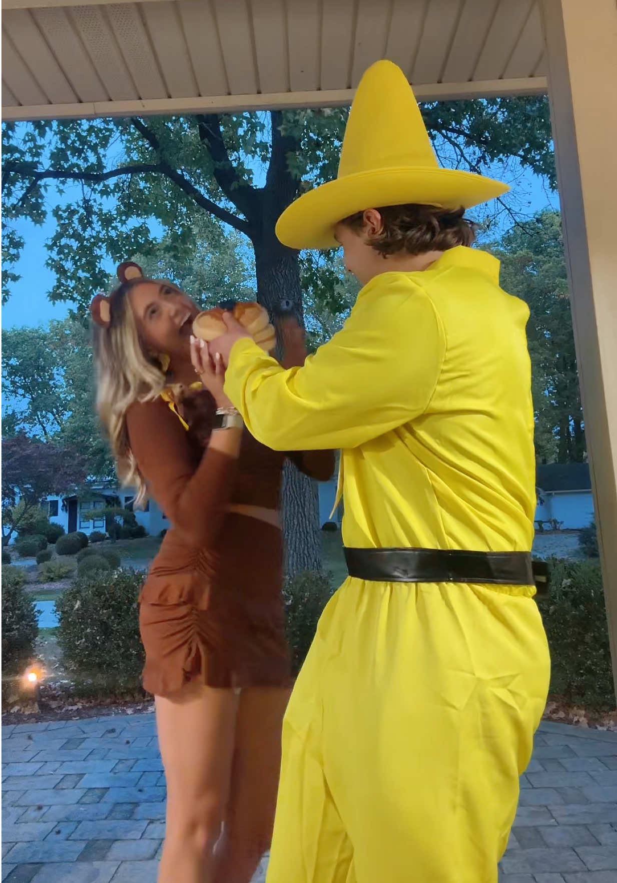 🍌🙈💛 #curiousgeorge #halloween #couplescostume #pancakeday #halloweenparty 