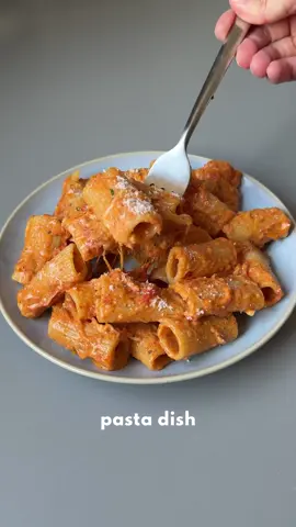 SKILLET TOMATO PASTA 🍅🤤 INGREDIENTS:  ▪️4–5 medium tomatoes (about 14 oz)  ▪️1 tbsp extra virgin olive oil  ▪️Chopped onion, oregano, paprika, salt, and pepper to taste  ▪️40 g (1.4 oz / ½ cup) grated cheese  ▪️60 g (2 oz / 2 oz uncooked) pasta of your choice  ▪️½ cup (3.4 fl oz) chicken or vegetable broth  ▪️40 g (1.4 oz / 3 tbsp) cooking cream ⏳ Time: 15 min  🌡 Temp: Medium heat STEPS:  1️⃣ Cook the tomatoes over medium heat with a bit of olive oil until soft.  2️⃣ Peel them and mash with a fork.  3️⃣ Add the spices and chopped onion, and stir.  4️⃣ Add the uncooked pasta and the broth.  5️⃣ Cook for about 10 minutes, stirring occasionally, until the pasta is done and the sauce has reduced.  6️⃣ Stir in the cream and grated cheese, mix well, and serve warm. #EasyRecipes #pasta #quickmeals #healthypasta #tomatosauce     