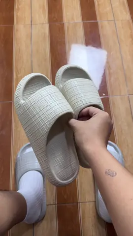checkout na den kayo guys habang bagsak presyo pa #slides #slippersformen #slippersforwomen #comfyslippers #affordable 